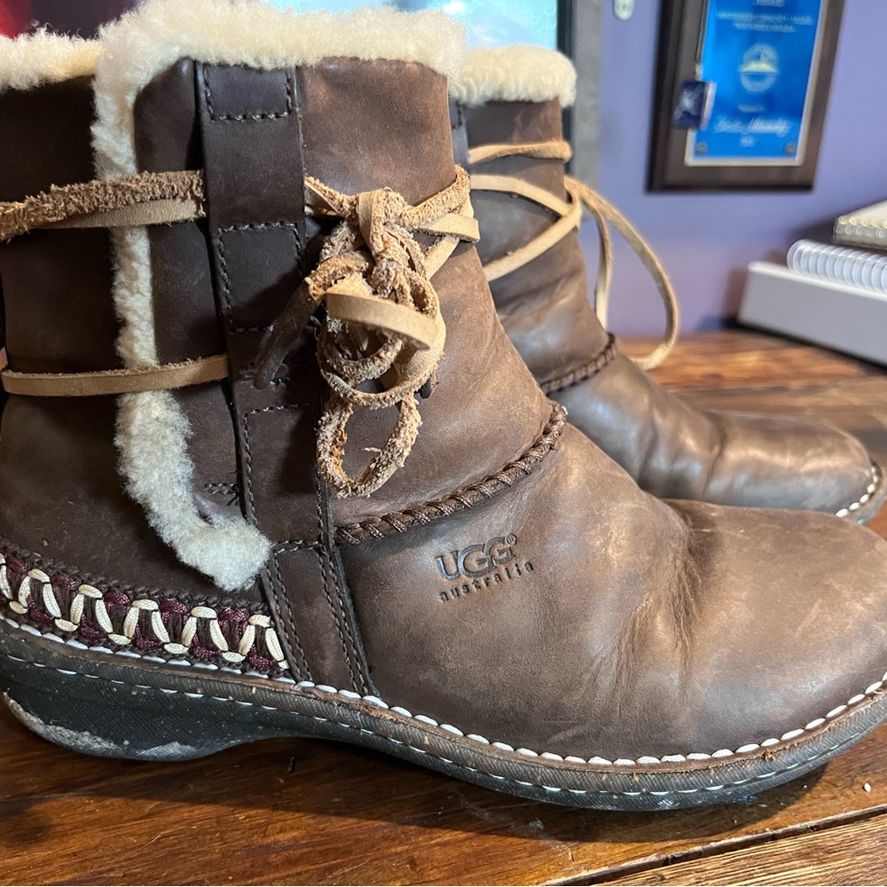 UGG Australia Caspia boots with laces and Sherpa lining. Good used condition.